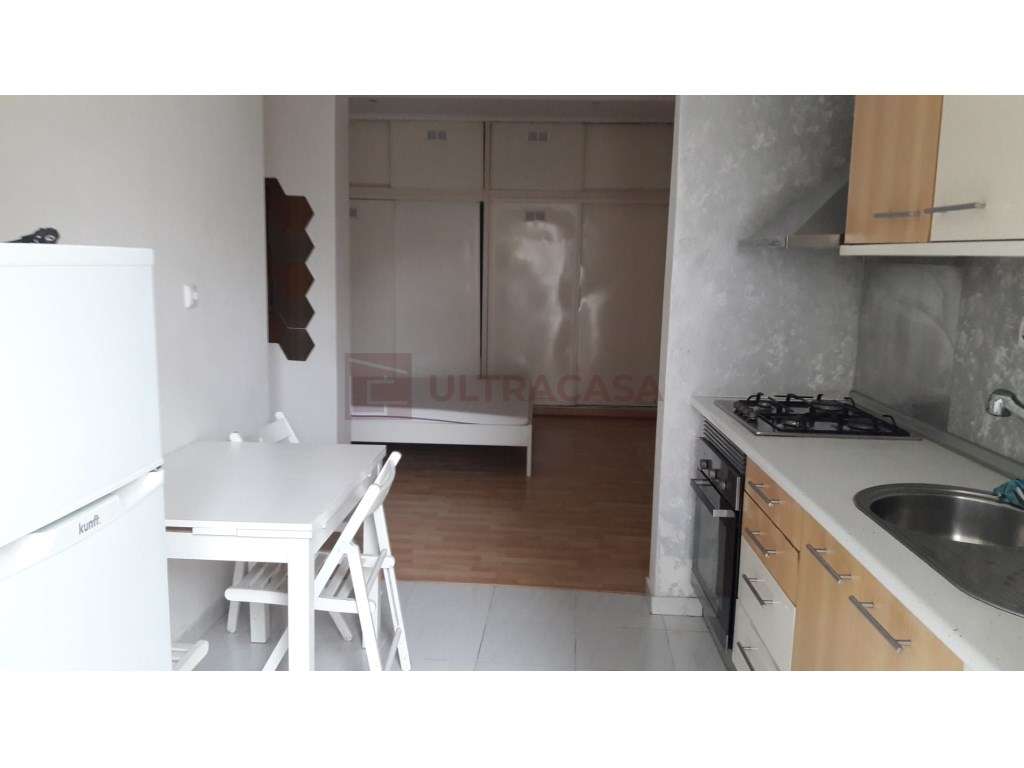 Vende-se excelente T0 mobilado e equipado junto à estação da CP de ... - Grande imagem: 3/18
