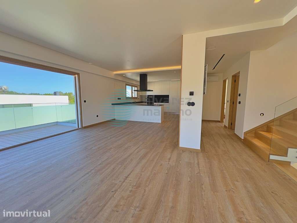 Moradia T4 Independente de Design Contemporâneo com Piscina e Garagem - Grande imagem: 2/50