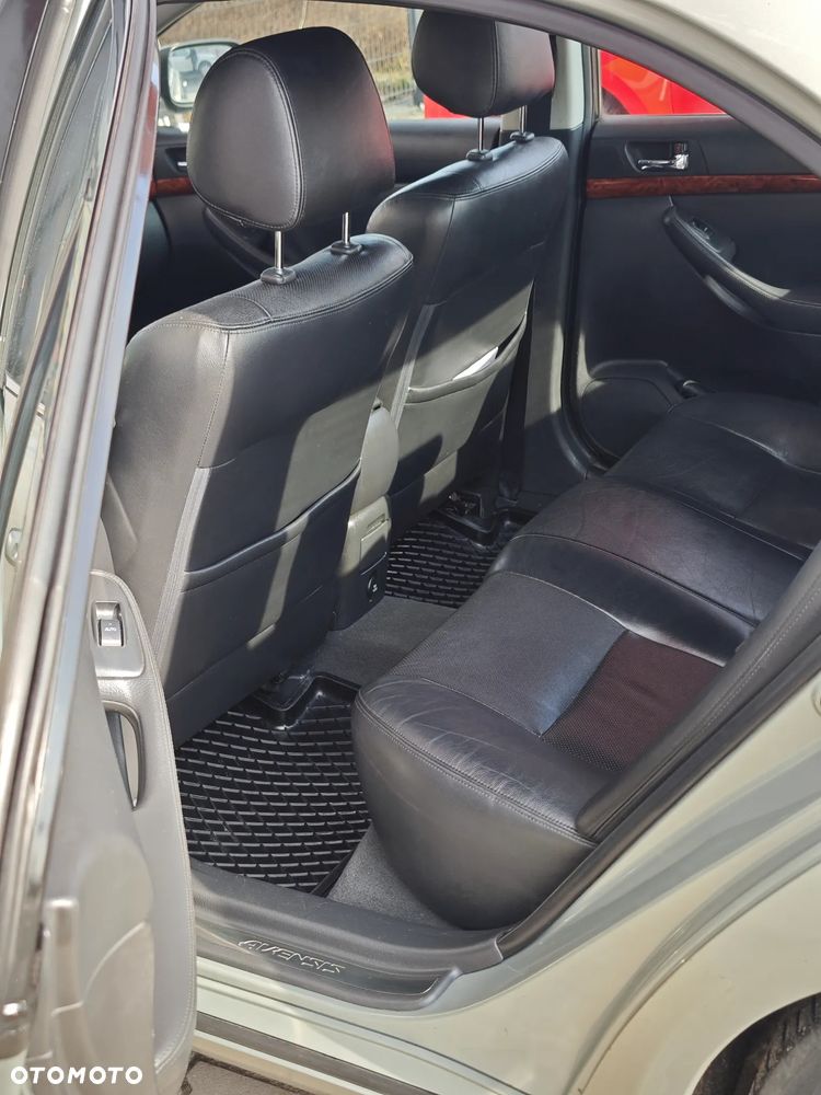 Toyota Avensis 2.0 VVT-i High - 13