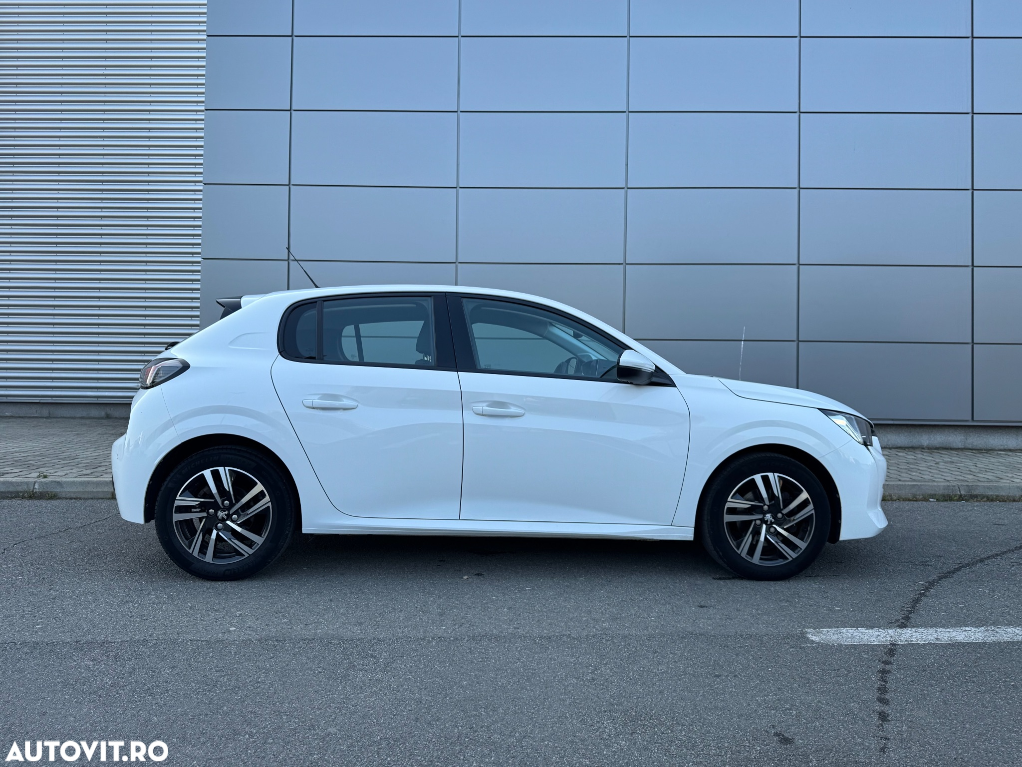 Peugeot 208 1.2 L PureTech STT Allure - 13