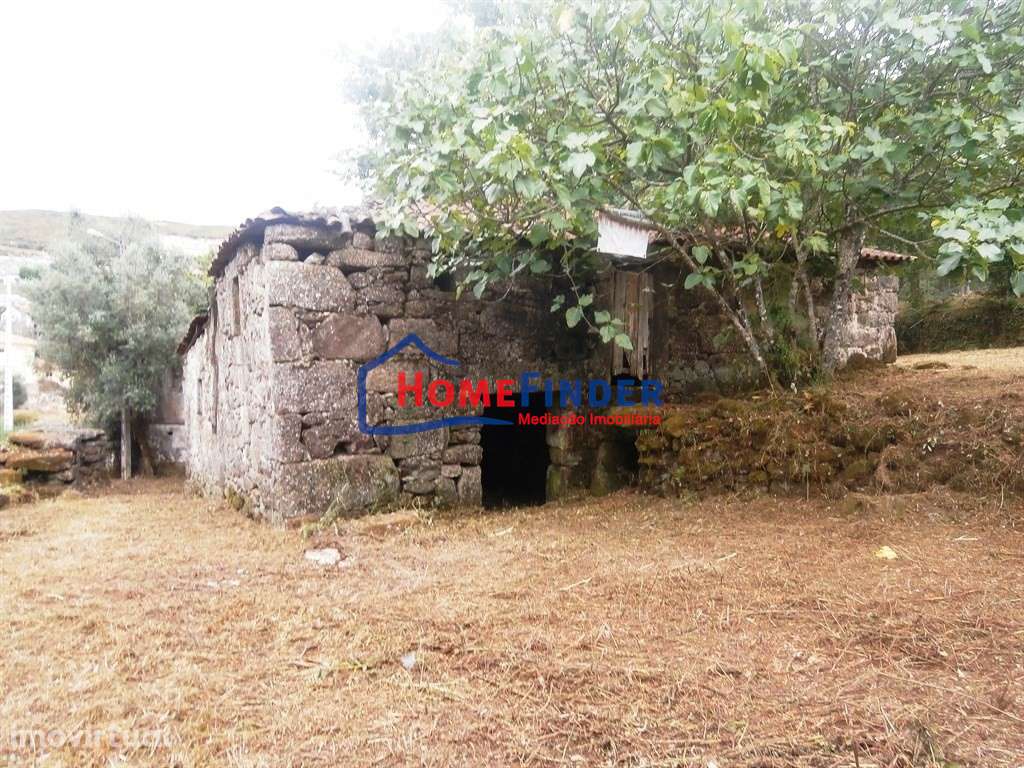 Moradia para Recuperar com Amplo Terreno e Potencial Infinito em Frian - Grande imagem: 2/27