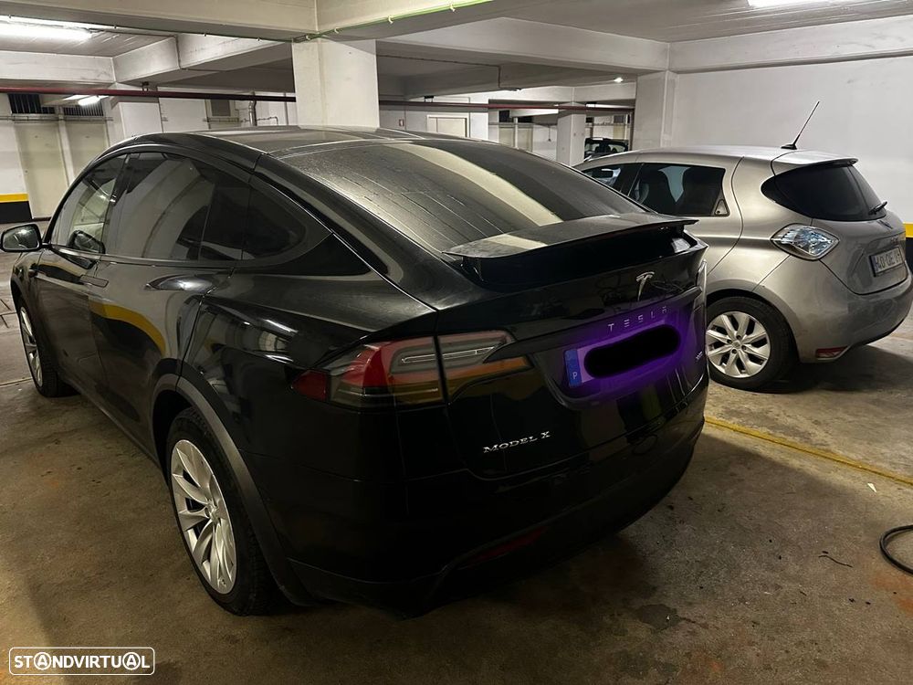Tesla Model X - 7