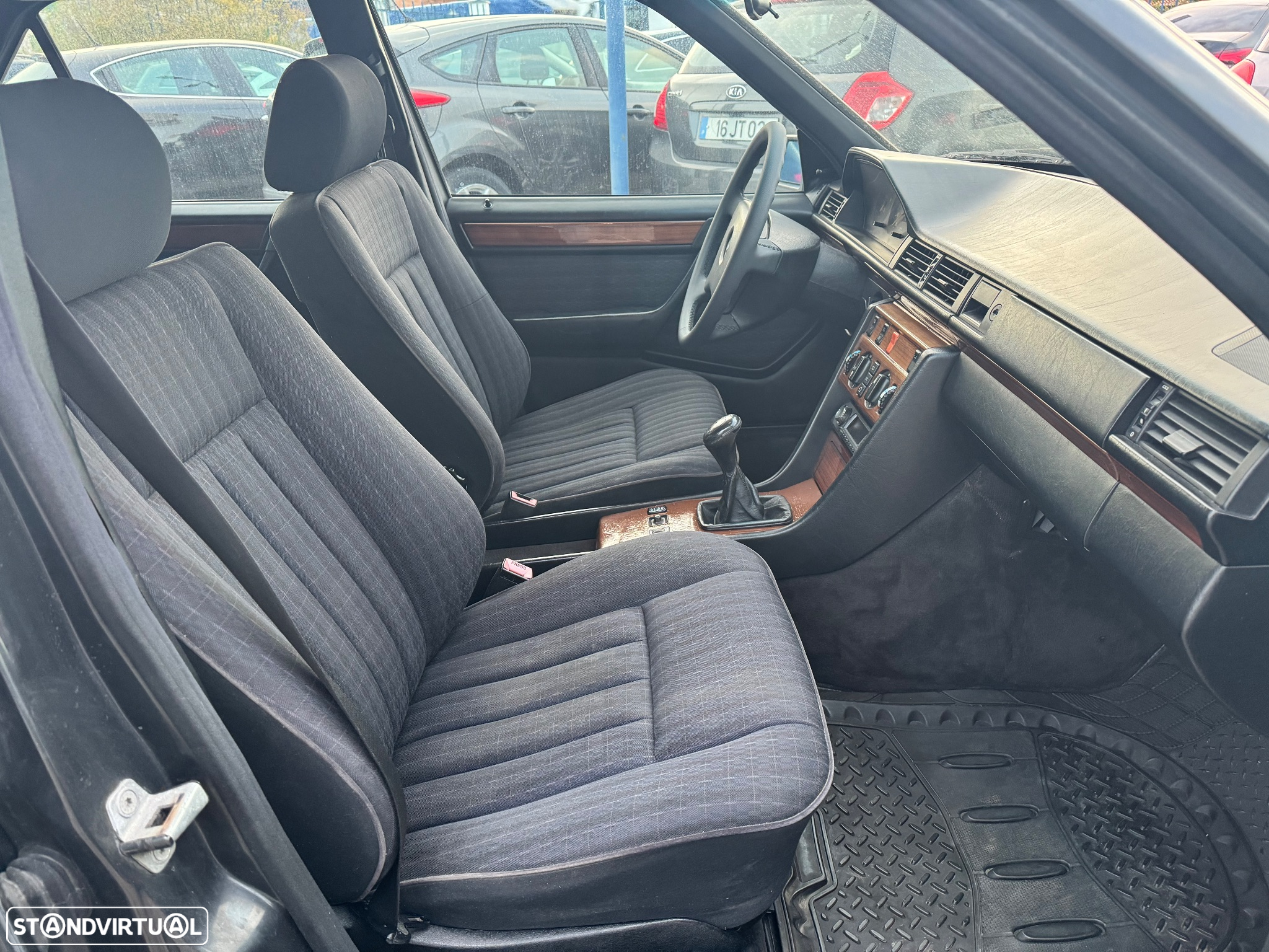 Mercedes-Benz 250 D Turbo - 29