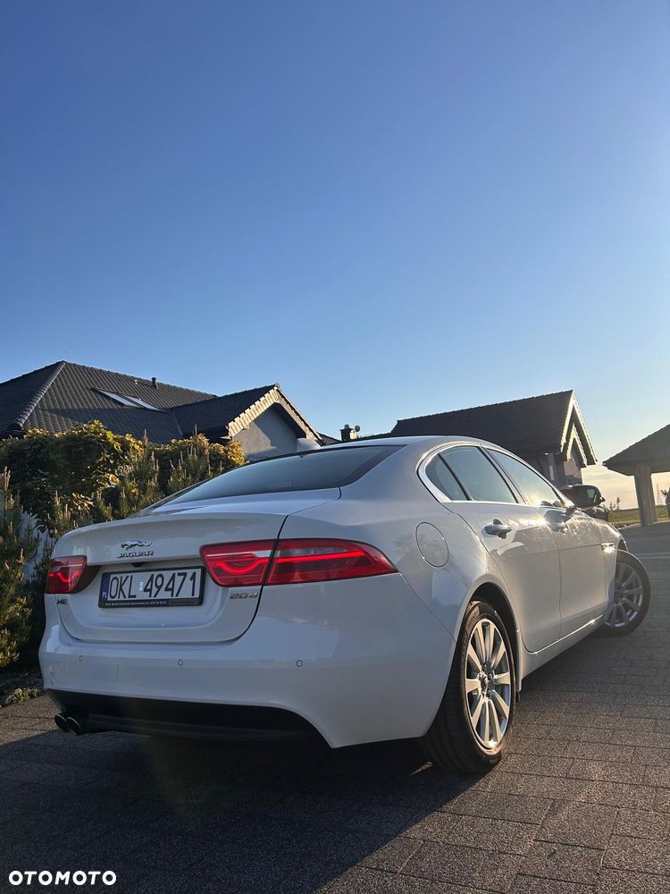 Jaguar XE 2.0 D Prestige - 3