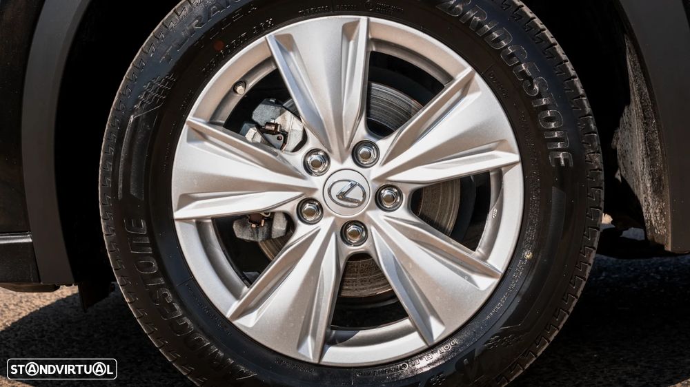 Lexus UX 250h Business - 32