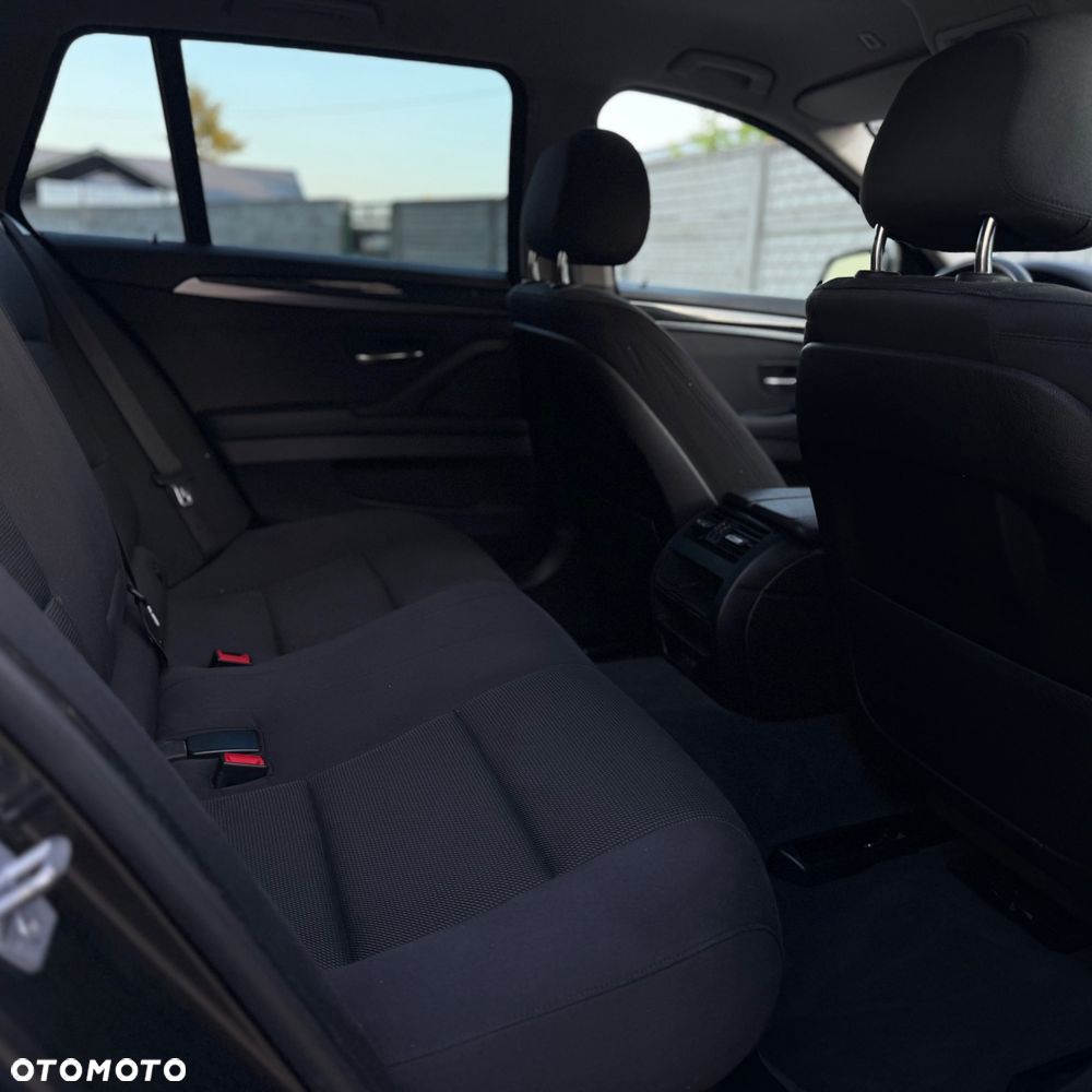 BMW Seria 5 525d - 12