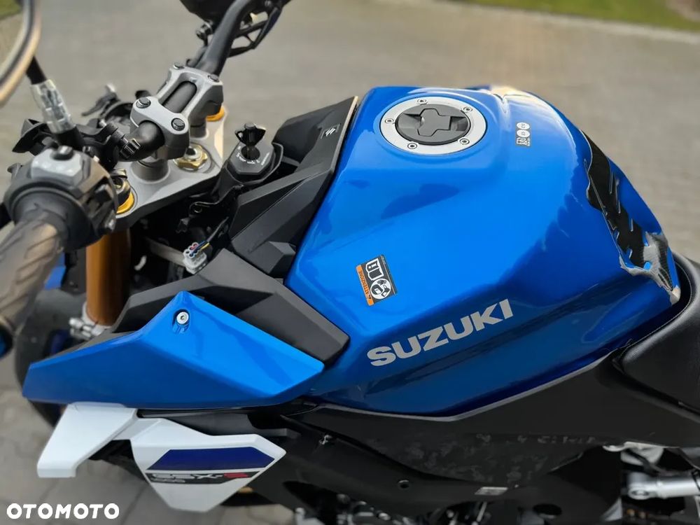 Suzuki GSX - 24