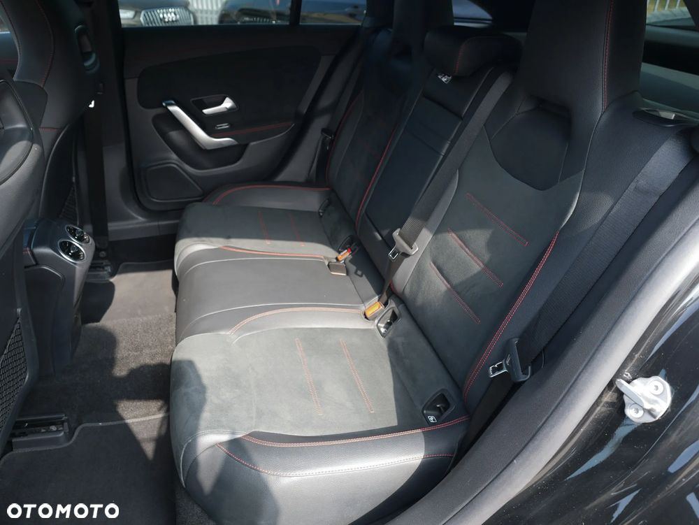 Mercedes-Benz CLA 180 7G-DCT AMG Line - 25