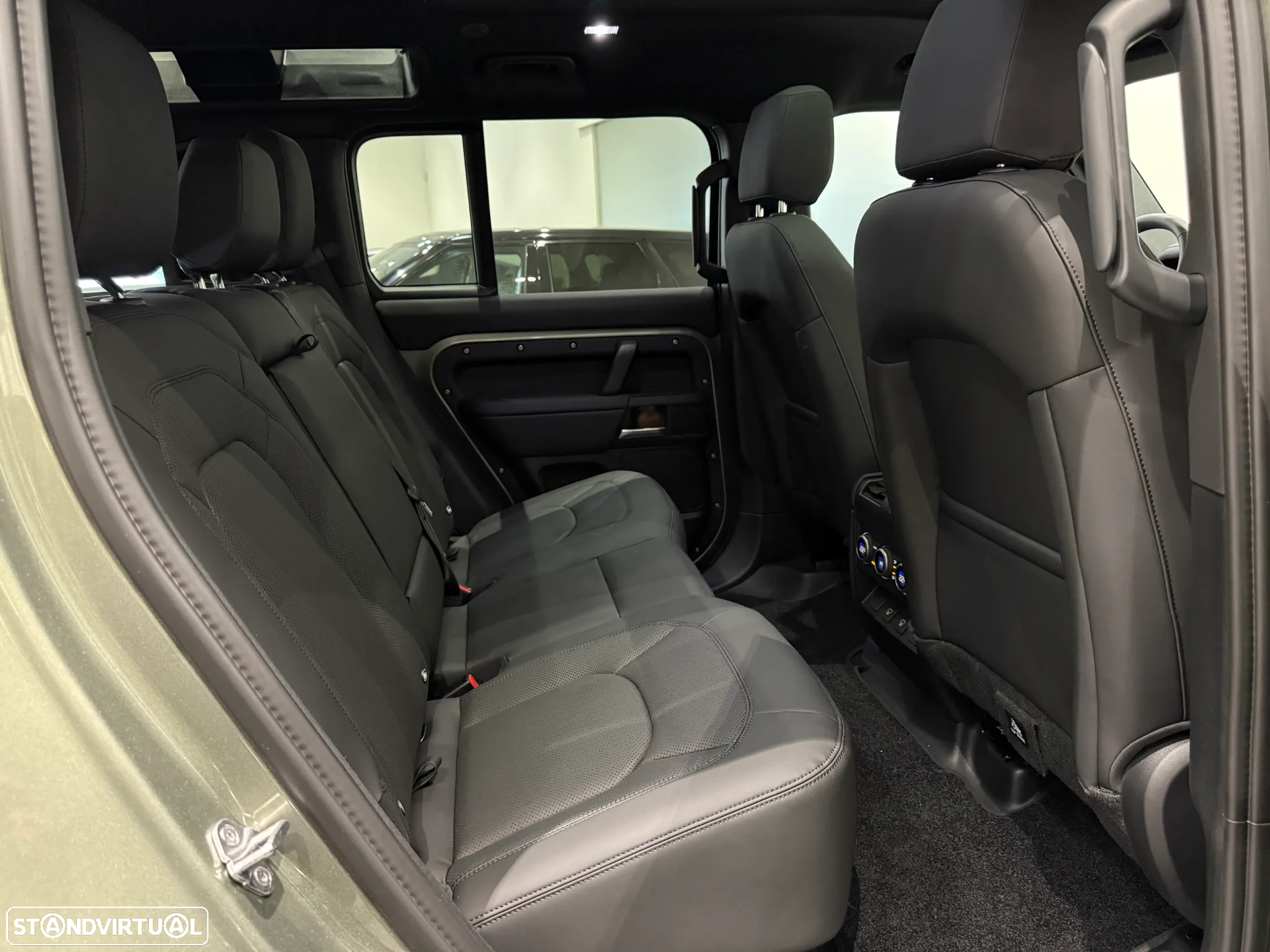 Land Rover Defender 2.0 P300e 110 AWD X-Dynamic SE - 8