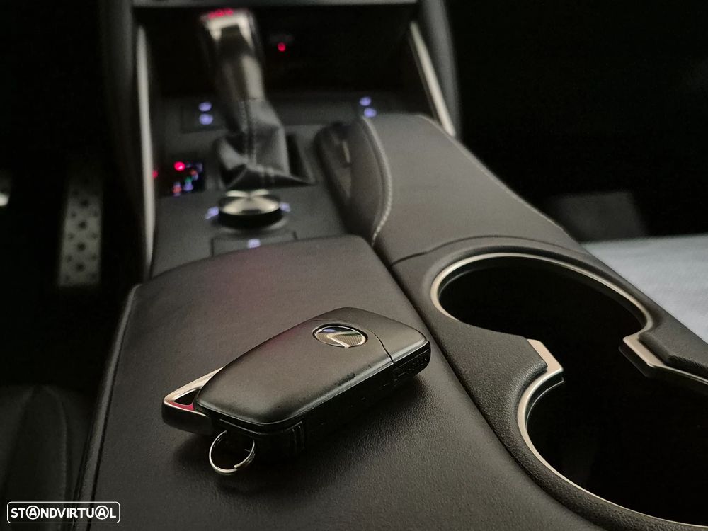 Lexus IS 200 t SPORT - 36