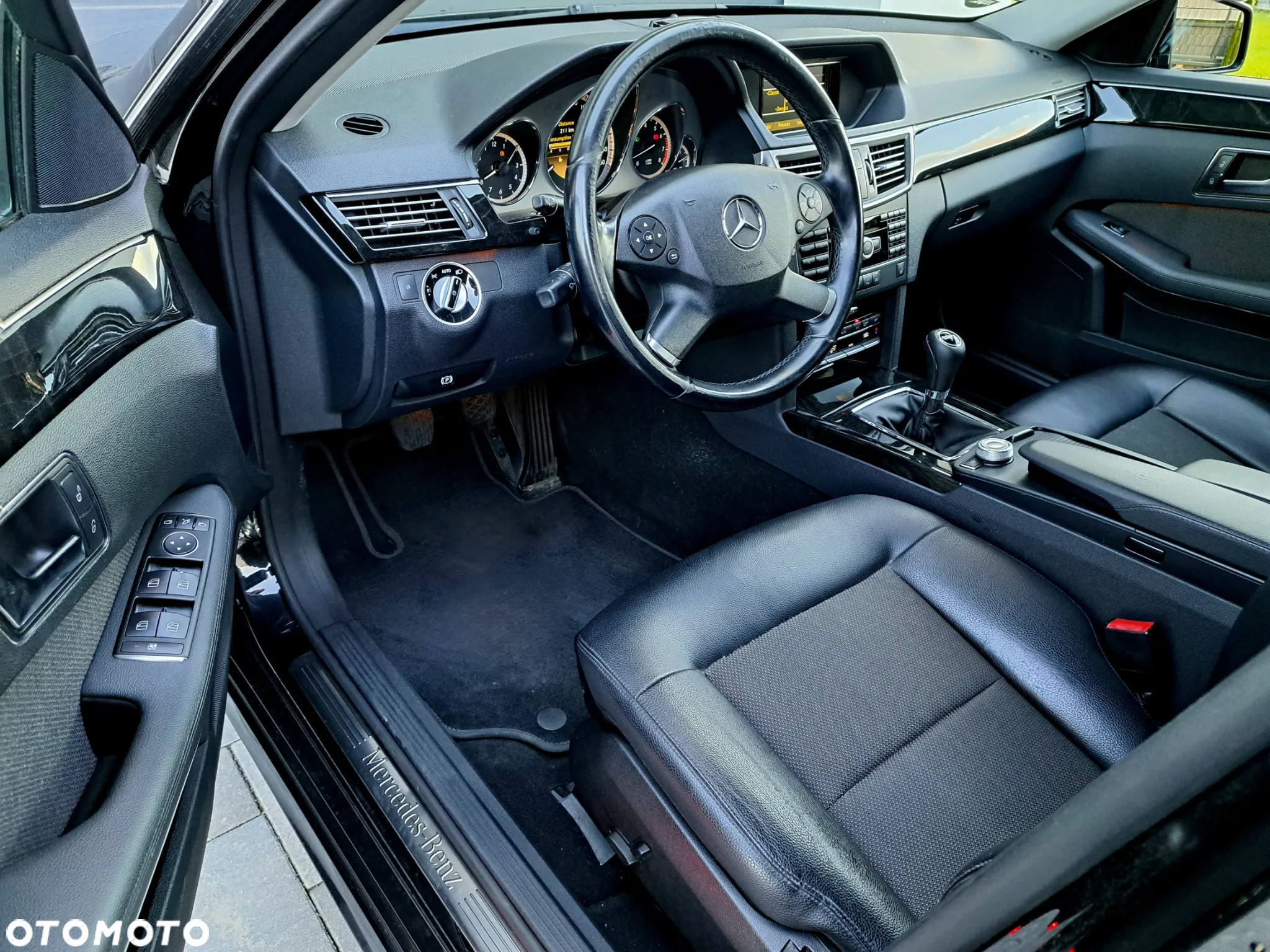 Mercedes-Benz Klasa E 200 CGI BlueEffICIENCY Avantgarde - 12