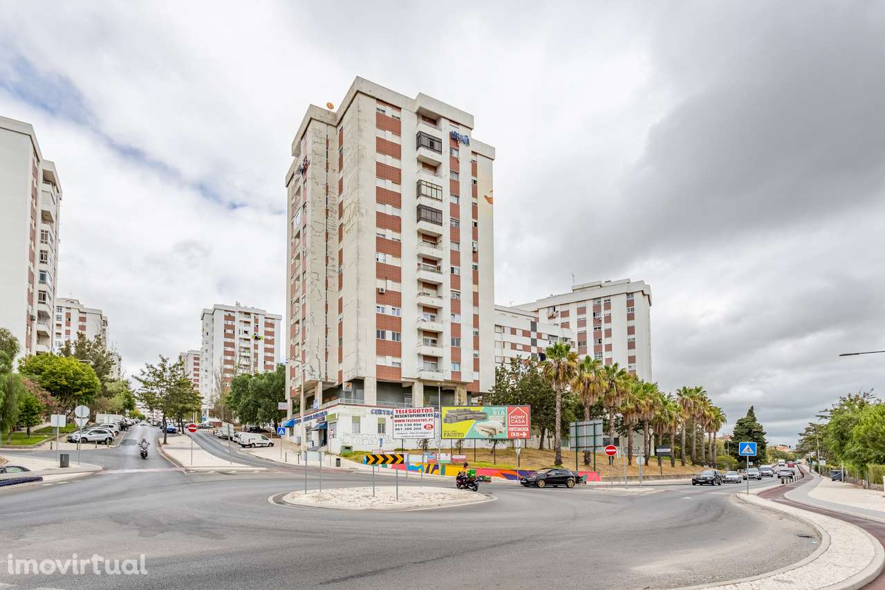 ALUGA-SE LOJA BEM LOCALIZADA, RENOVADA, CENTRO POVOA SATA IRIA - Grande imagem: 2/3