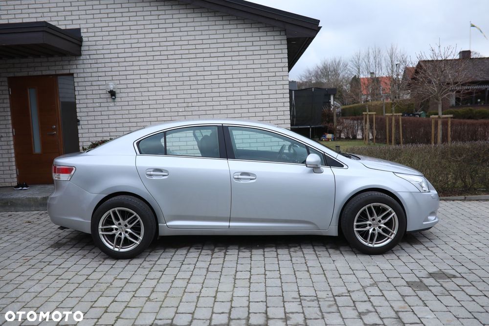 Toyota Avensis 2.0 D-4D - 11