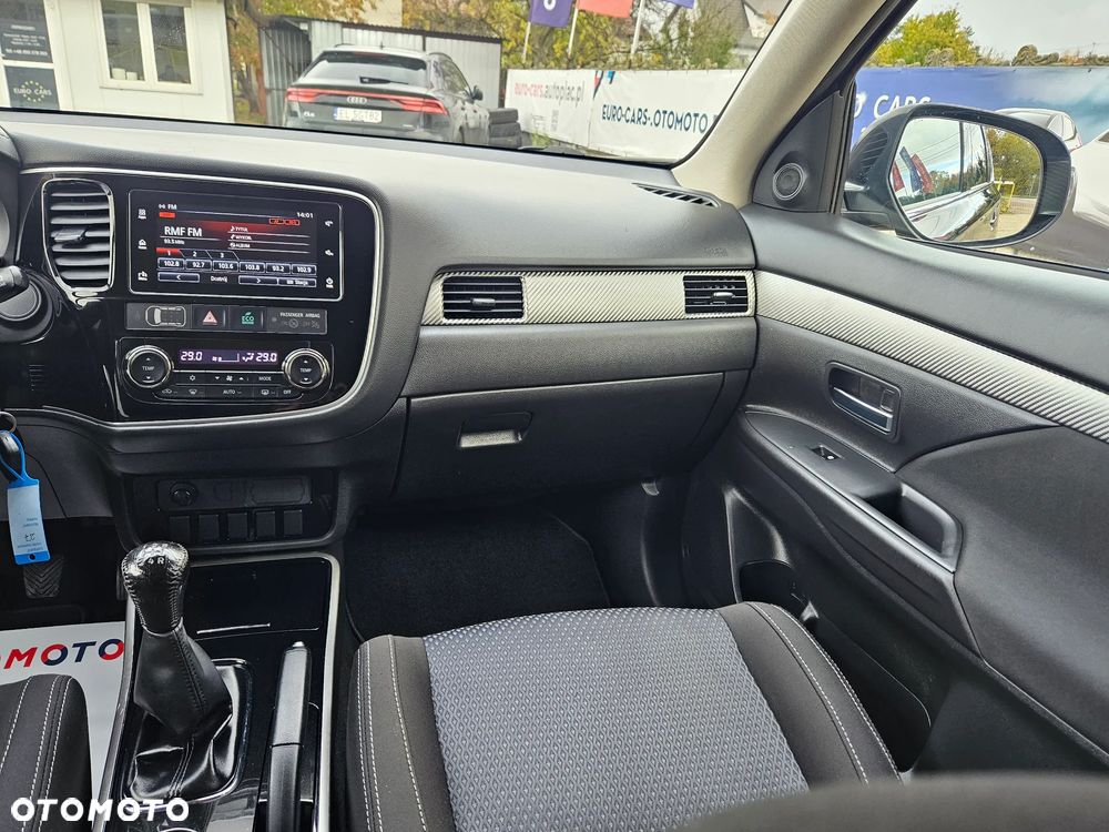 Mitsubishi Outlander 2.0 Invite + 2WD - 24