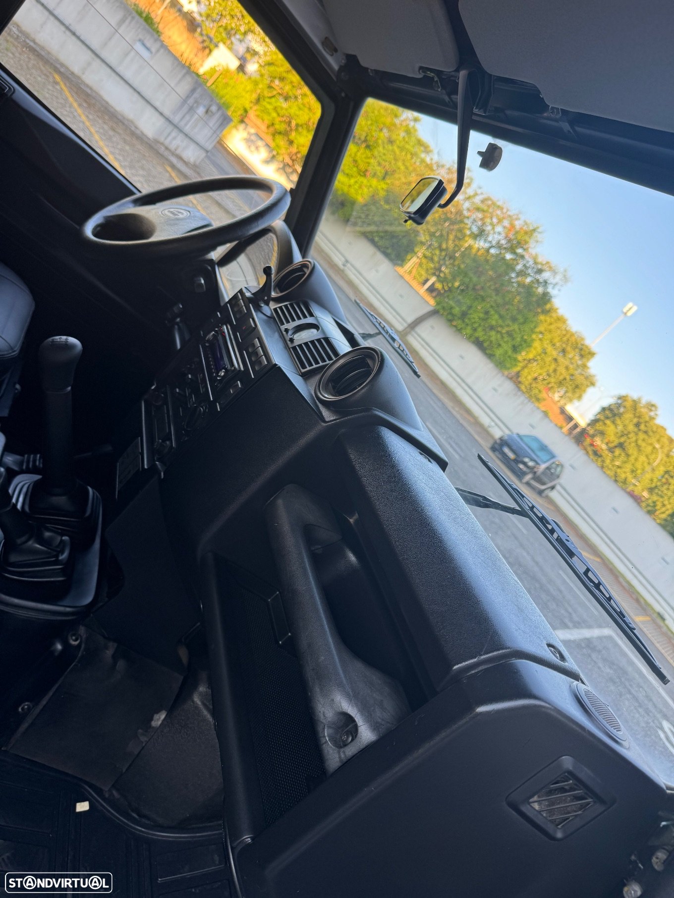 Land Rover Defender 90 SW 2.4 CRD S - 11