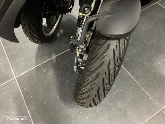 Piaggio MP3 300ie LT ABS - 17