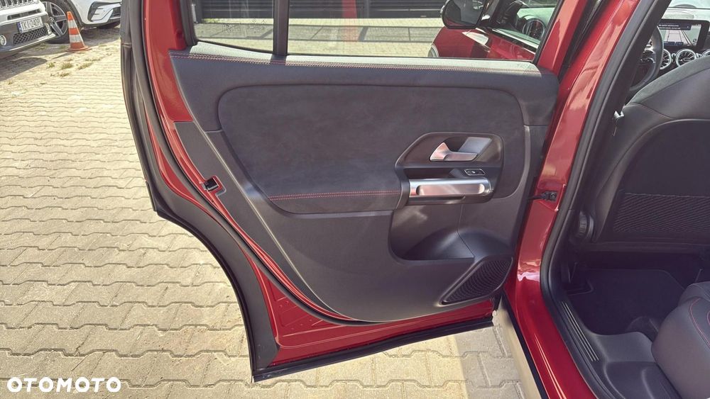 Mercedes-Benz GLB - 14
