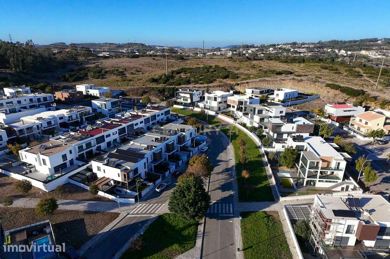 Moradia T3+1 de luxo com terraço, jacuzzi e excelente eficiência energ - Grande imagem: 2/56