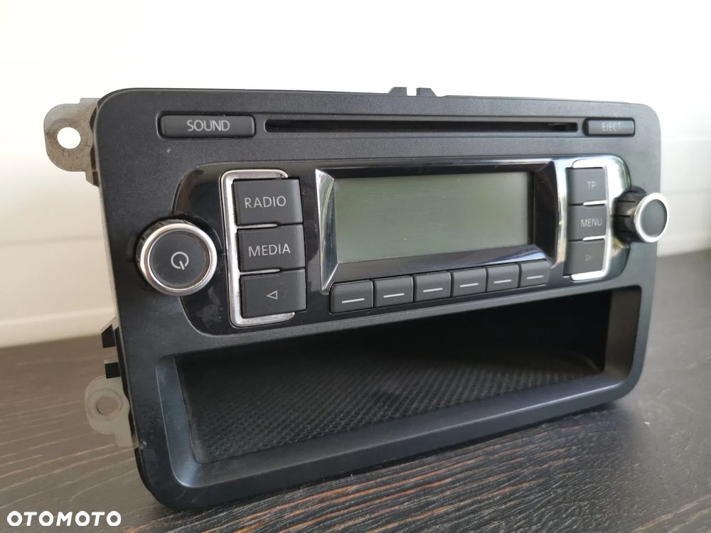 Radio do Volkswagen RCD 210 1KO 035 156 B - 2