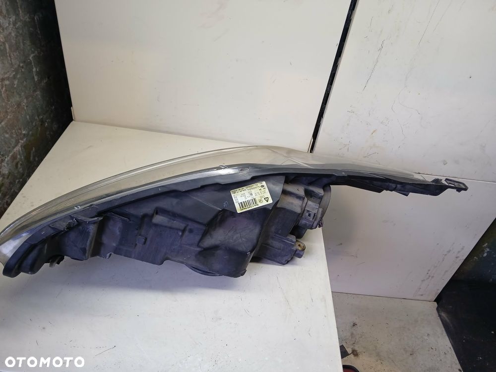 Ford Fiesta Mk7 Lampa przednia prawa-brak zaczepów - 4