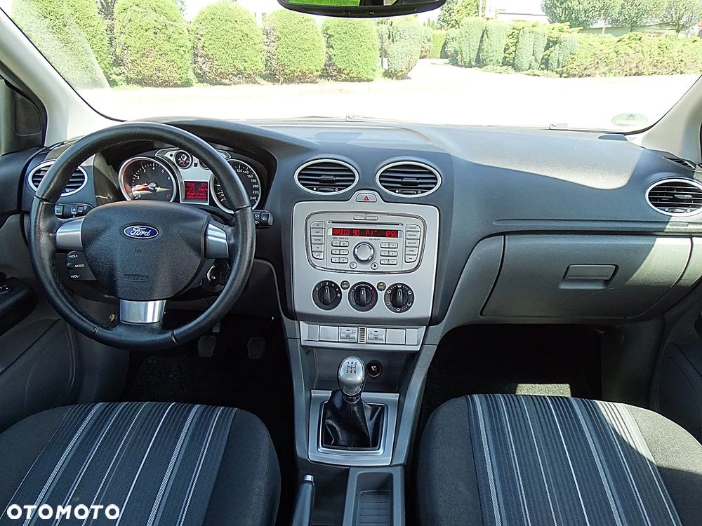 Ford Focus 1.6 16V Ghia - 30