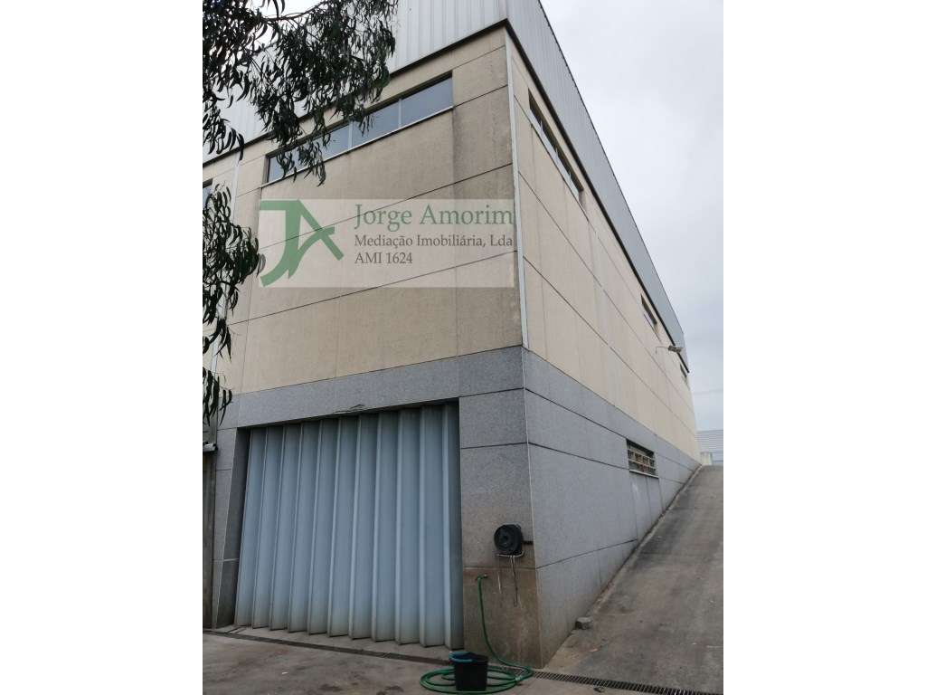 Armazém em Z.I. 450 m2. 3 frentes. Pé Dtº 6mt. - Grande imagem: 3/9