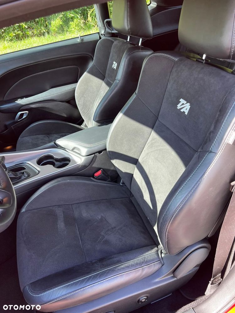 Dodge Challenger - 24