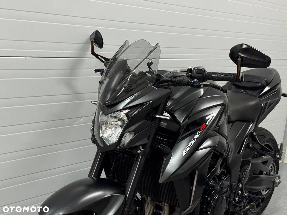 Suzuki GSX - 26