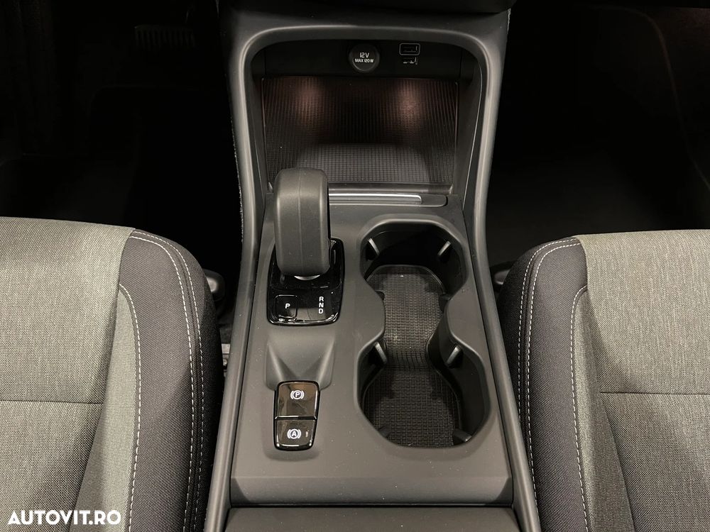 Volvo XC 40 B4 AT8 AWD Mild Hybrid Momentum Pro - 23