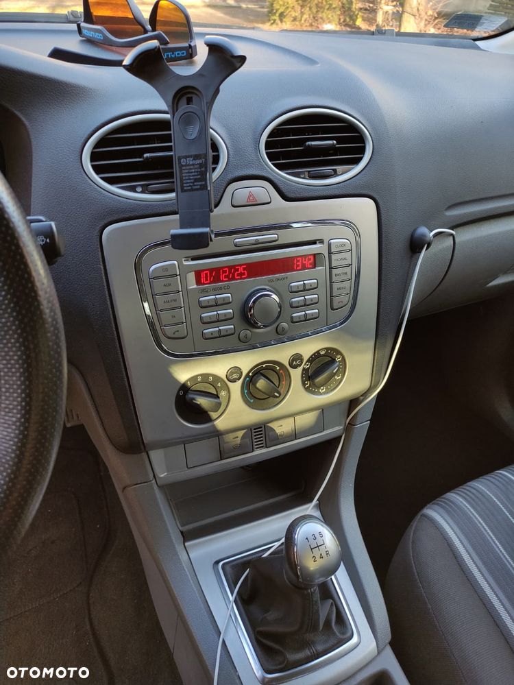 Ford Focus 1.6 16V Trend - 12