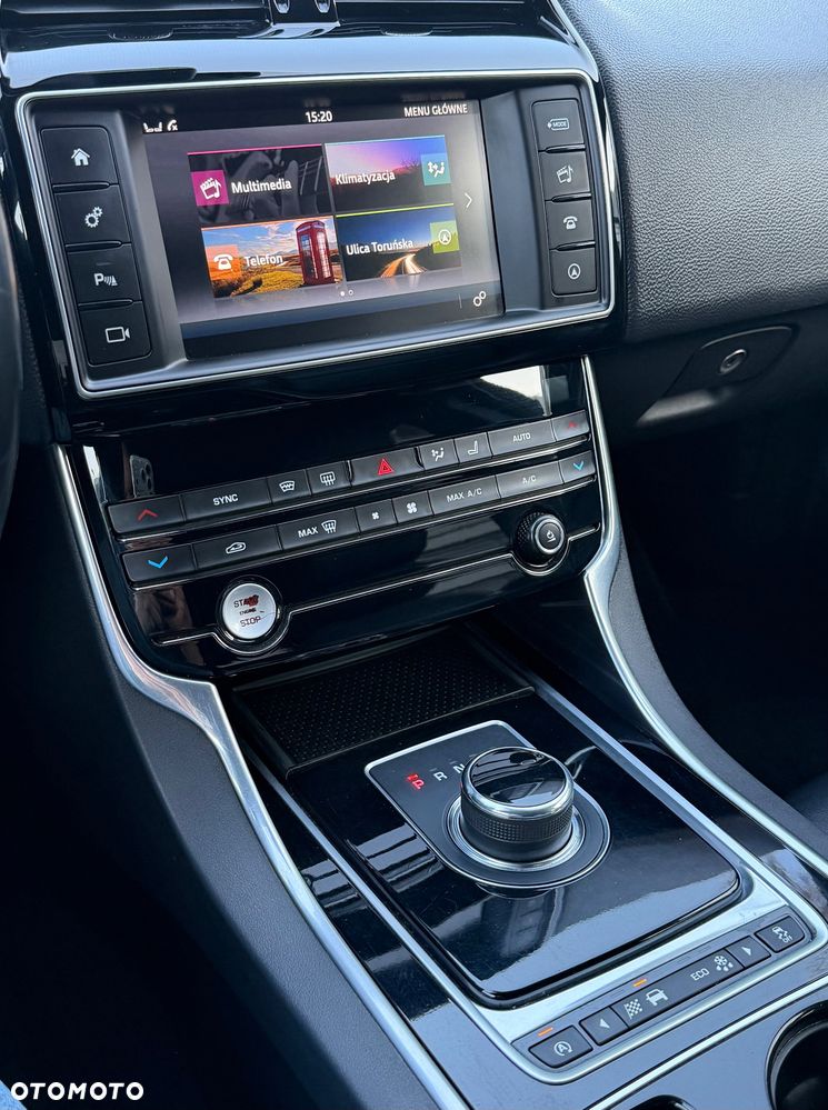 Jaguar XE 2.0 D R-Sport - 30