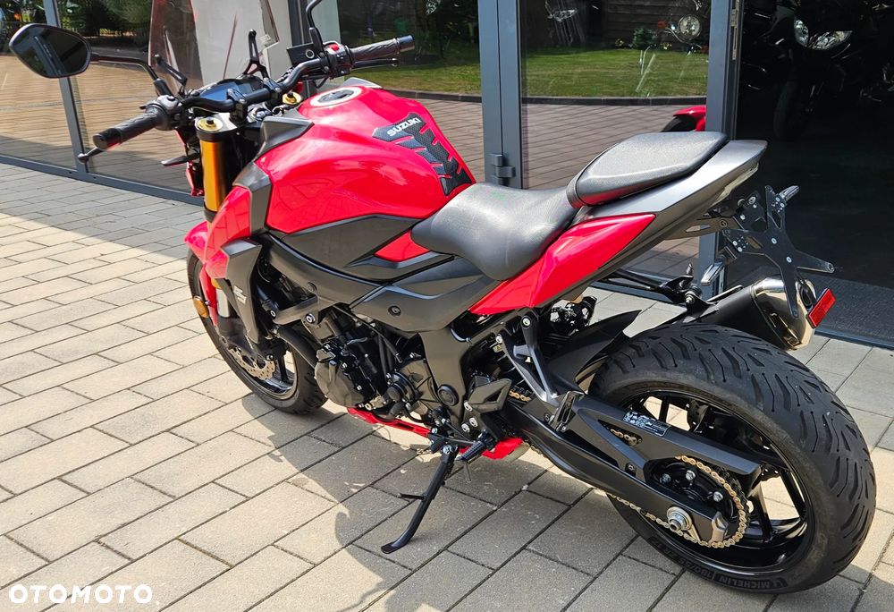 Suzuki GSX - 18