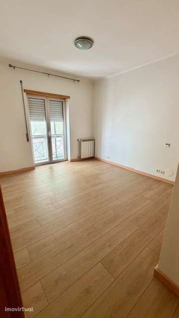 Arrenda-se T4 remodelado • Parqueamento - Grande imagem: 2/7