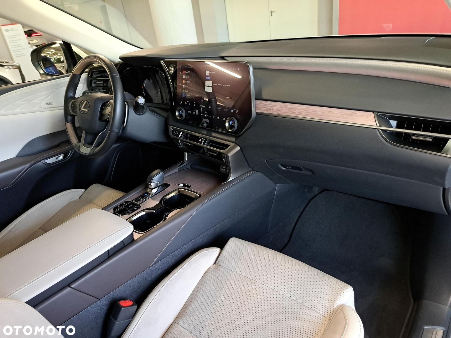 Lexus RX 450h+ Omotenashi - 15