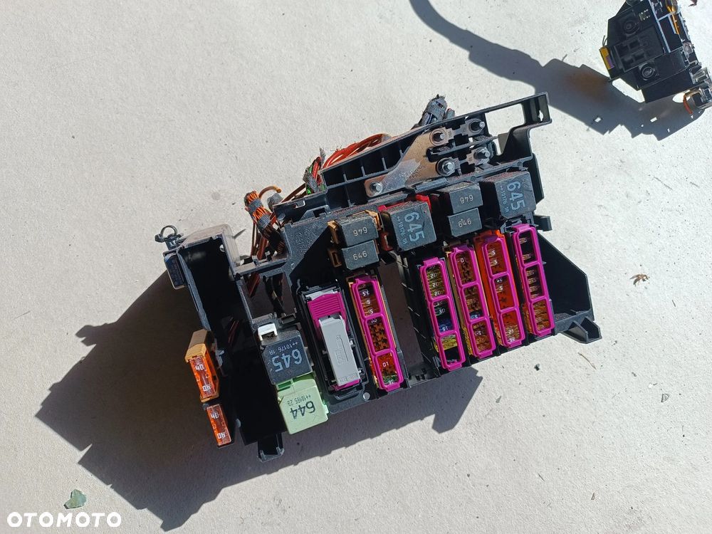 SKRZYNKA BEZPIECZNIKÓW TYŁ TYLNA Z BAGAŻNIKA  AUDI A8 S8 D4 4.2 TDI - 1