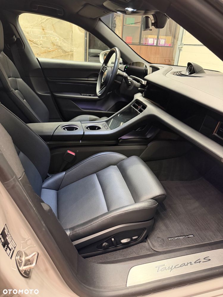 Porsche Taycan 4 - 15
