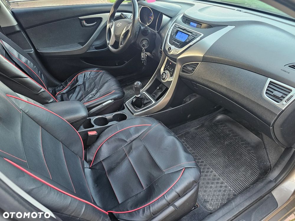 Hyundai Elantra - 8