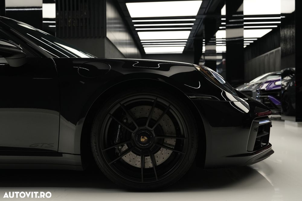 Porsche 911 Carrera 4 GTS PDK - 35