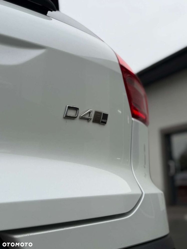 Volvo XC 40 D4 AWD R-Design (Intro Edition) - 12
