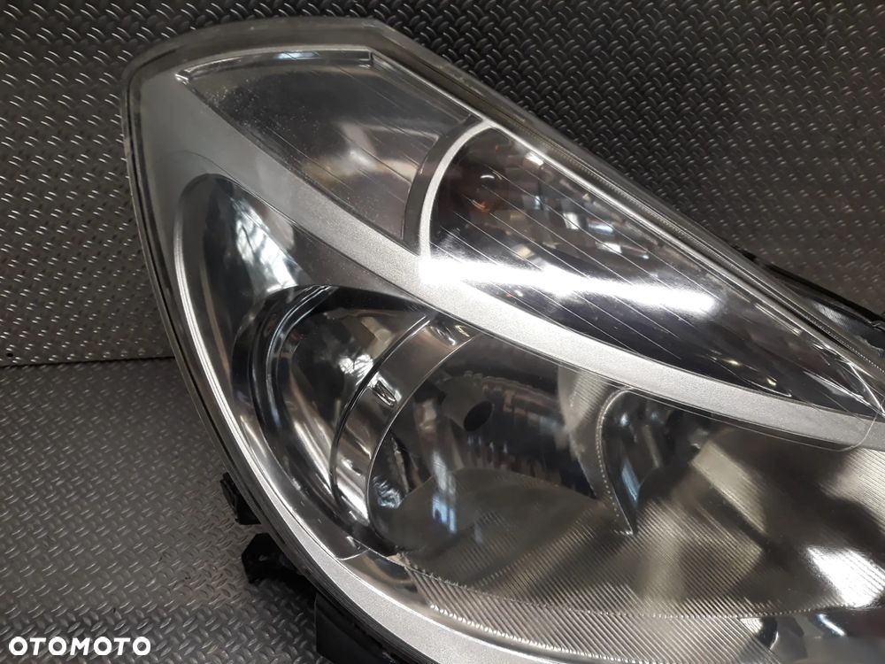 LAMPA PRAWY PRZÓD RENAULT CLIO III 2005-2009  VALEO 8200244897 - 2