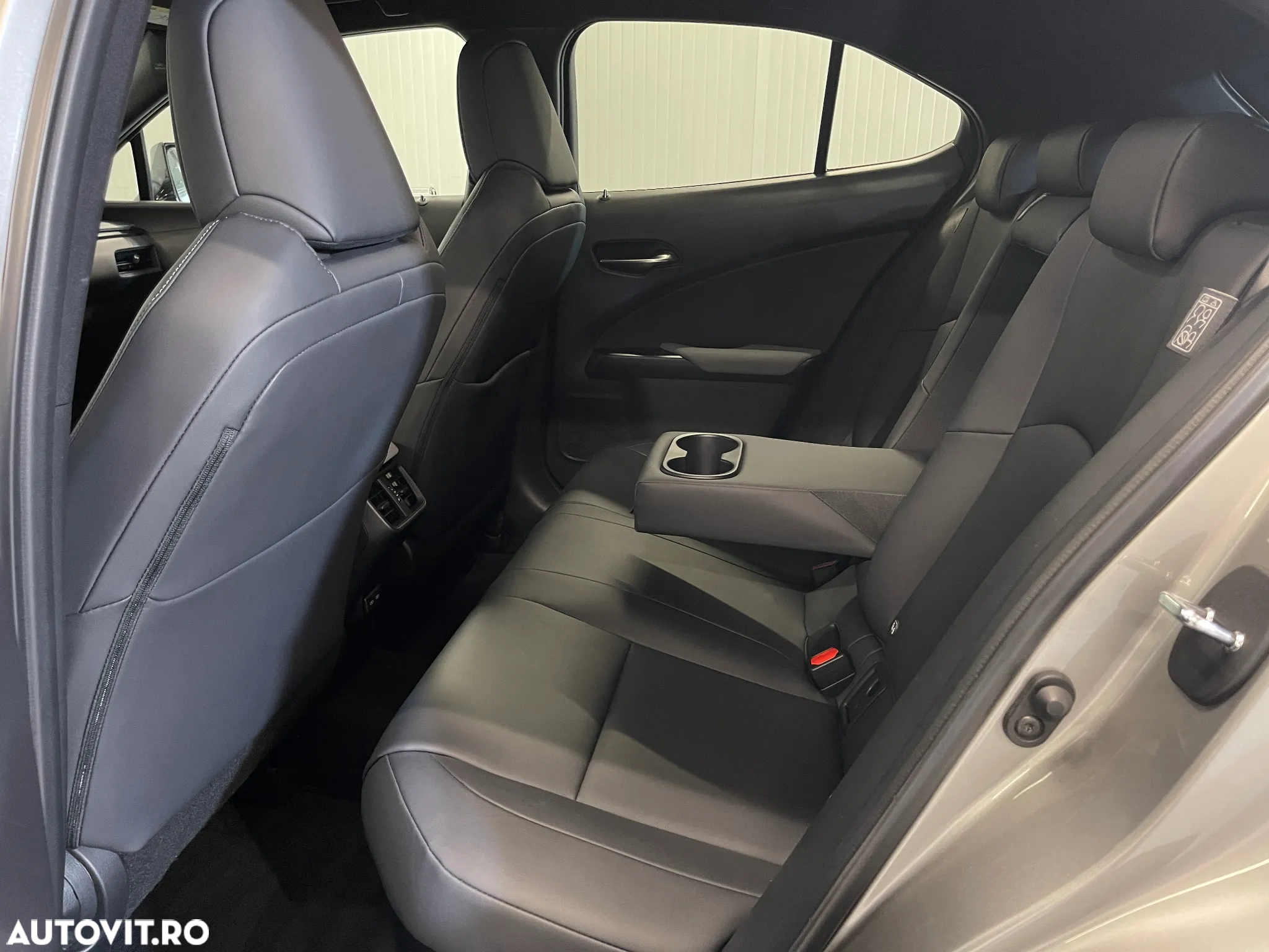 Lexus UX 250h 2.0L HEV 20H- (178 HP) 4X4 CVT Executive - 11