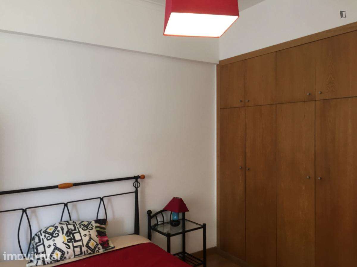 Quarto - localizado em Penha Lisbon - Grande imagem: 5/14