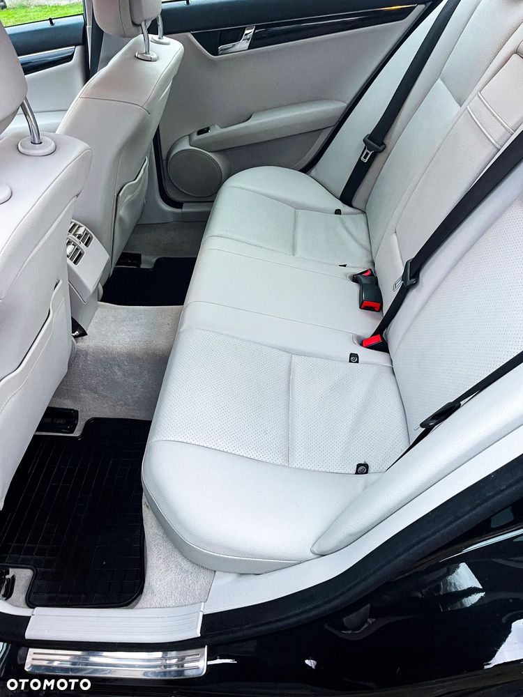 Mercedes-Benz Klasa C 180 CGI BlueEFFICIENCY Avantgarde - 12