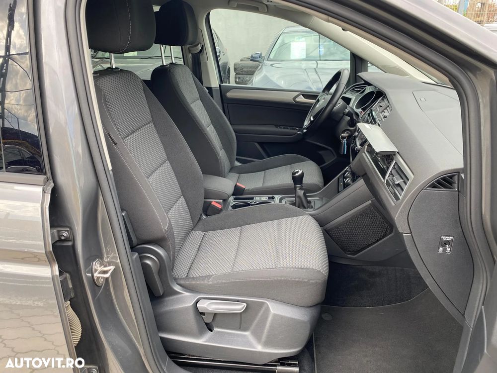 Volkswagen Touran - 12