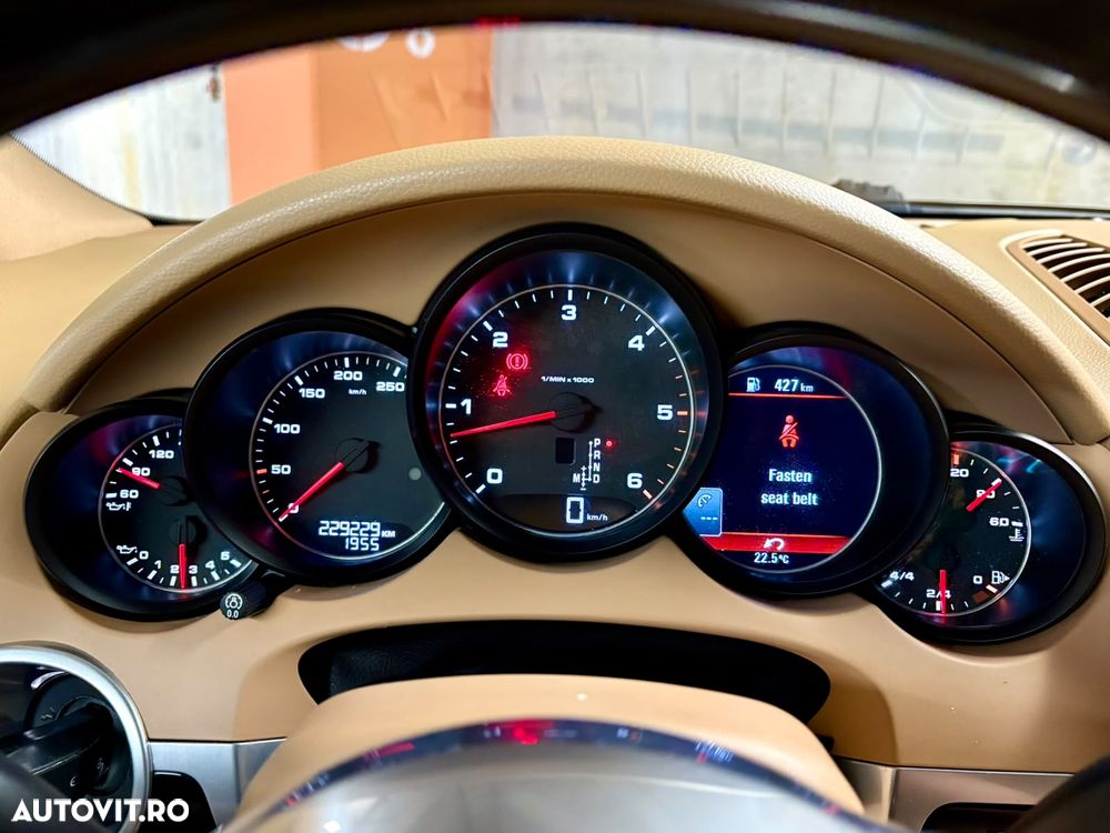 Porsche Cayenne 3.0 L - 12
