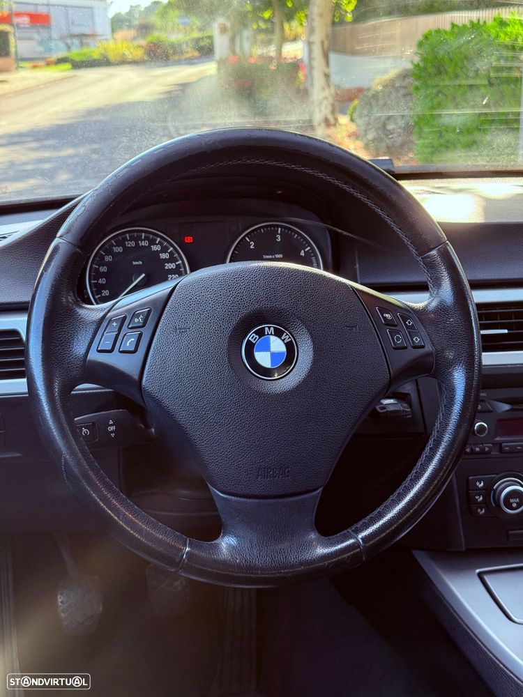 BMW 318 d Dynamic - 16