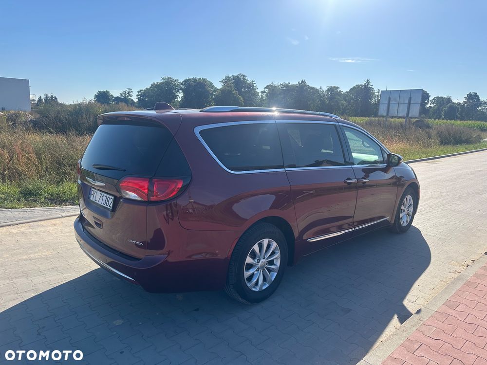 Chrysler Pacifica - 16