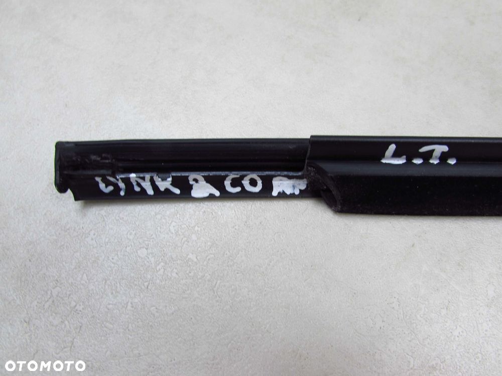 LYNK&CO 01 LISTWA USZCZELKA ZGARNIAJACA PARAPET DRZWI TYL LEWA - 13