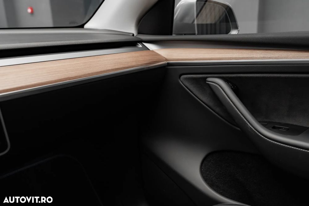 Tesla Model Y Long Range AWD - 16