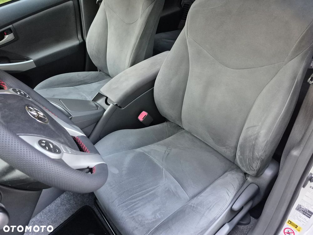 Toyota Prius (Hybrid) Executive - 29
